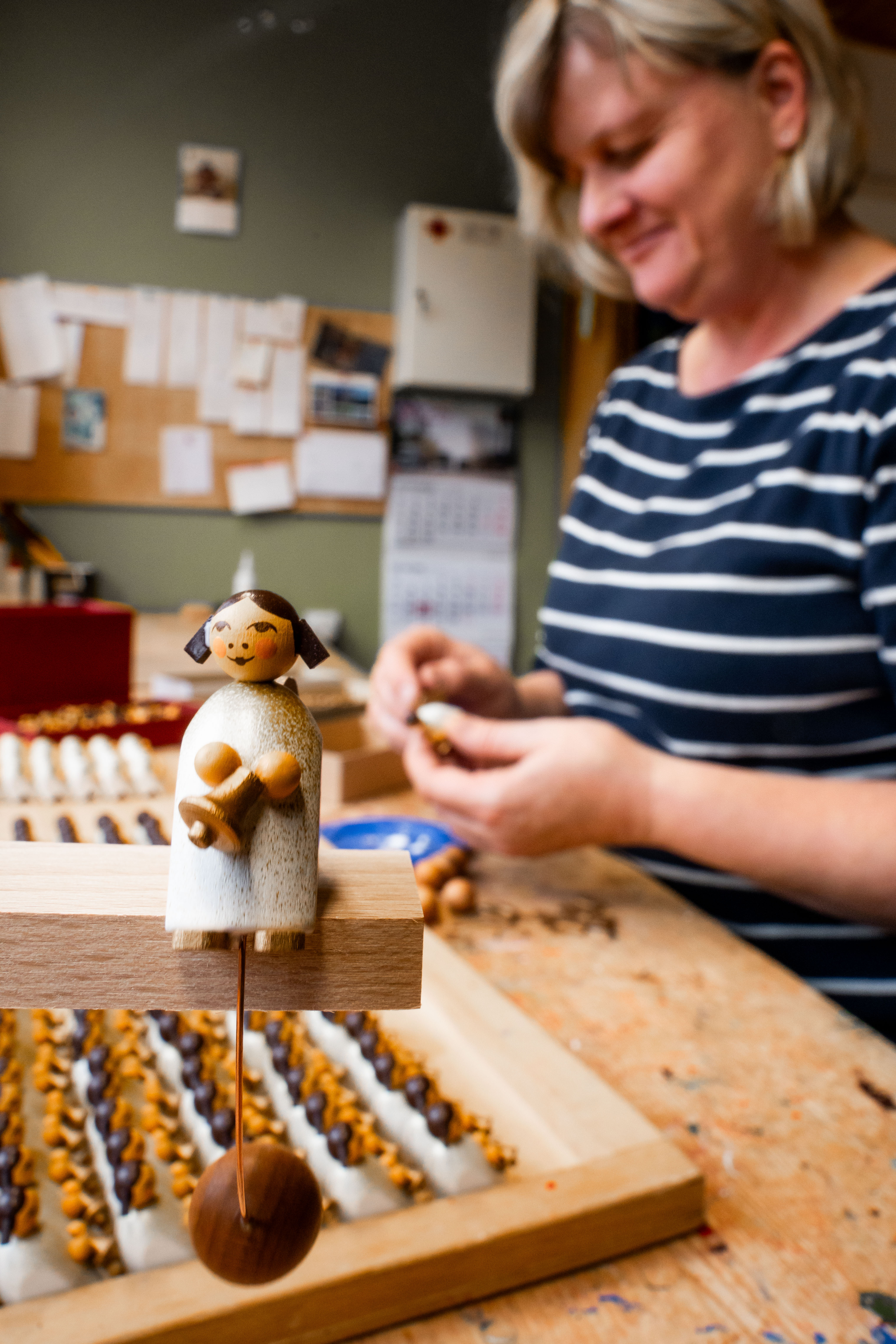Engel goldfarben mit Glöckchen