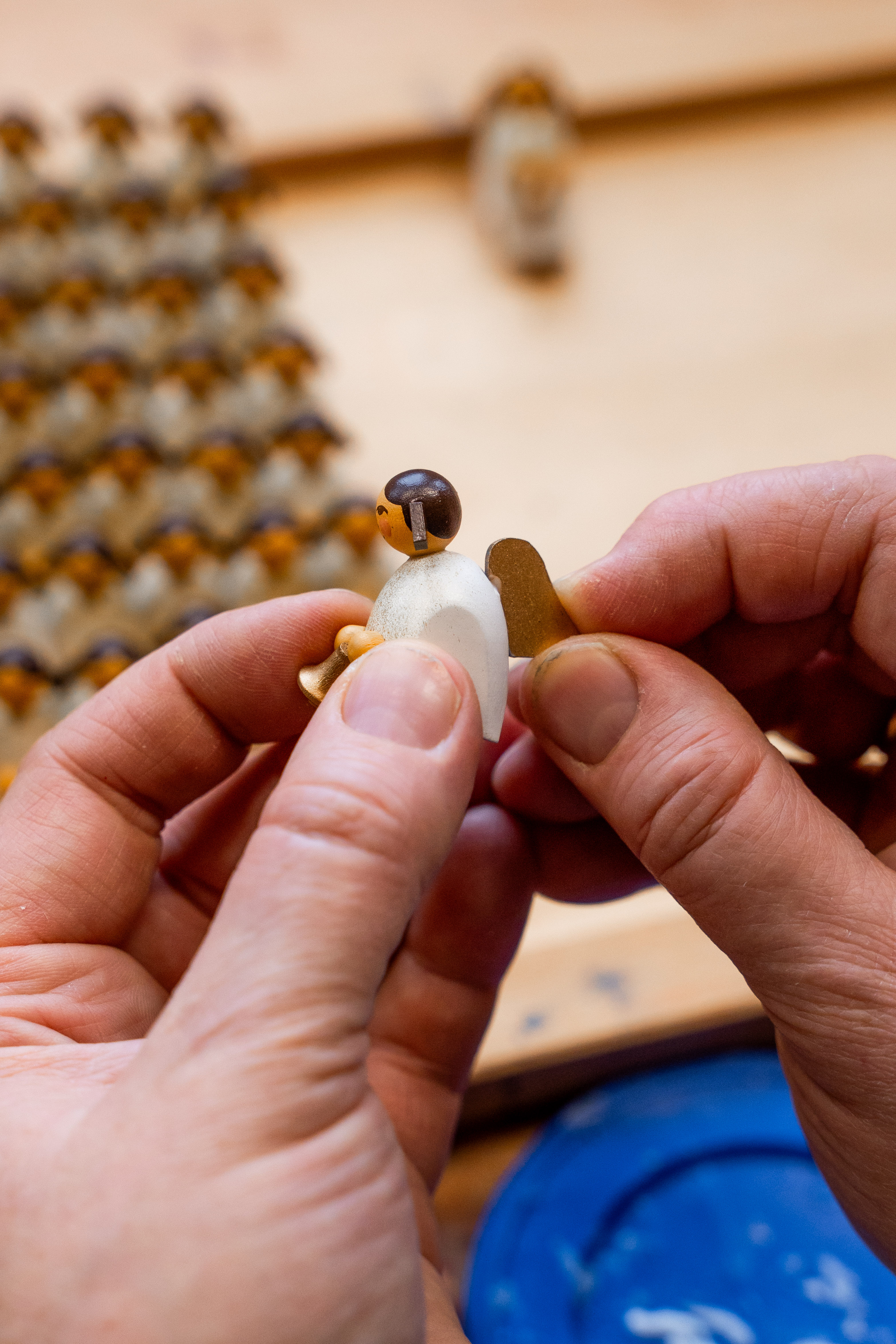 Engel goldfarben mit Glöckchen