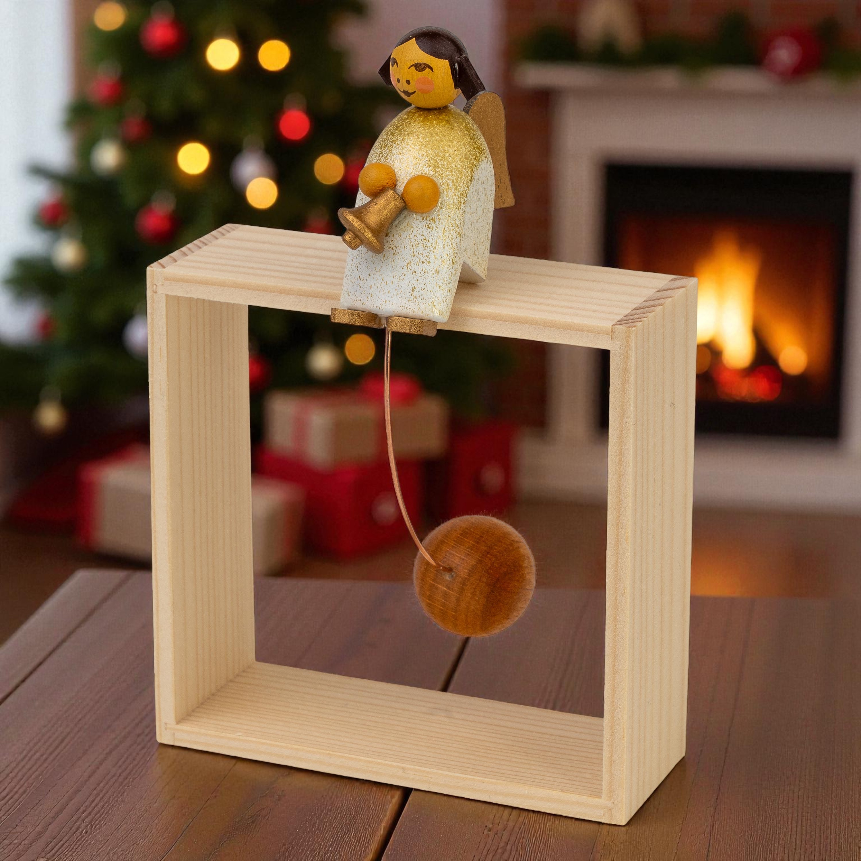 Engel goldfarben mit Glöckchen